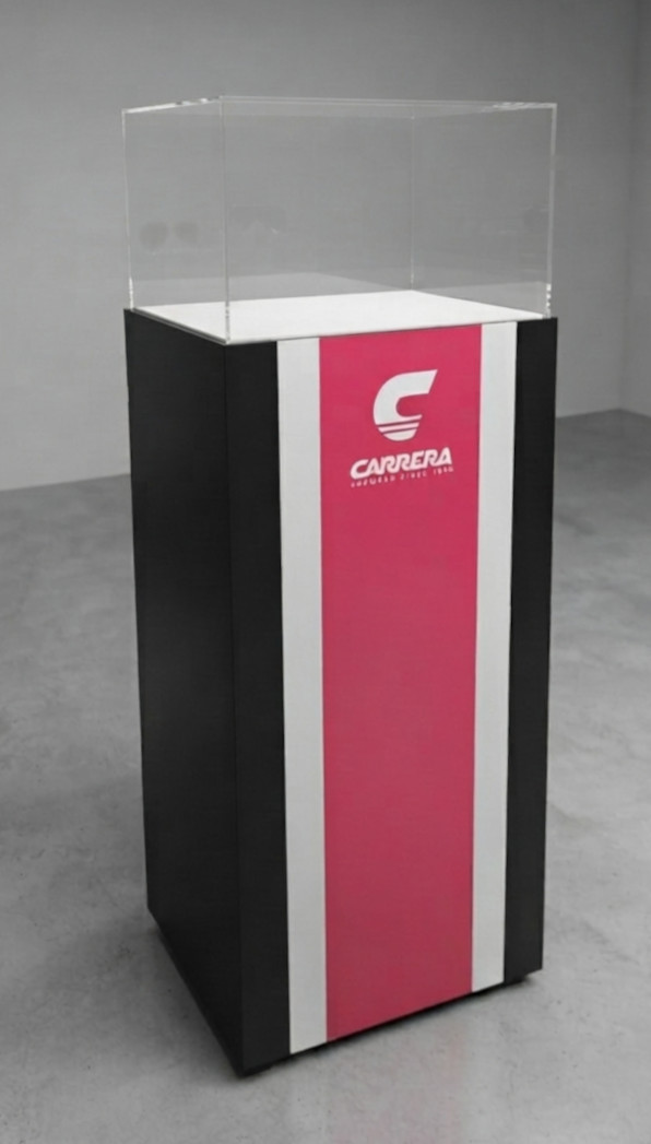 totem personalizzato con teca in plexiglass e stampa